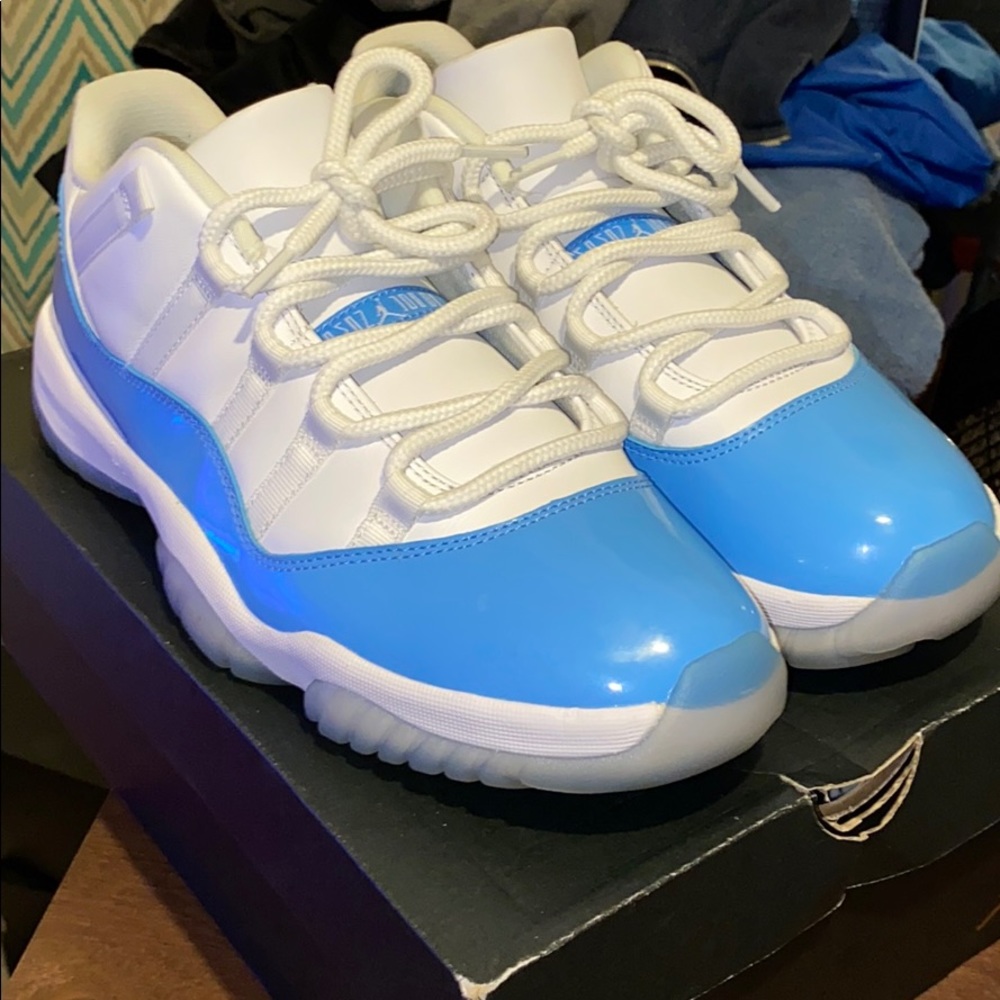 Air Jordan 11 low (UNC)